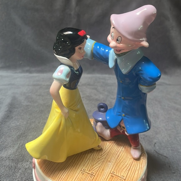Vintage Disney Snow White Music Box “Someday My Prince Will Come” 9inches tall. - Picture 5 of 6